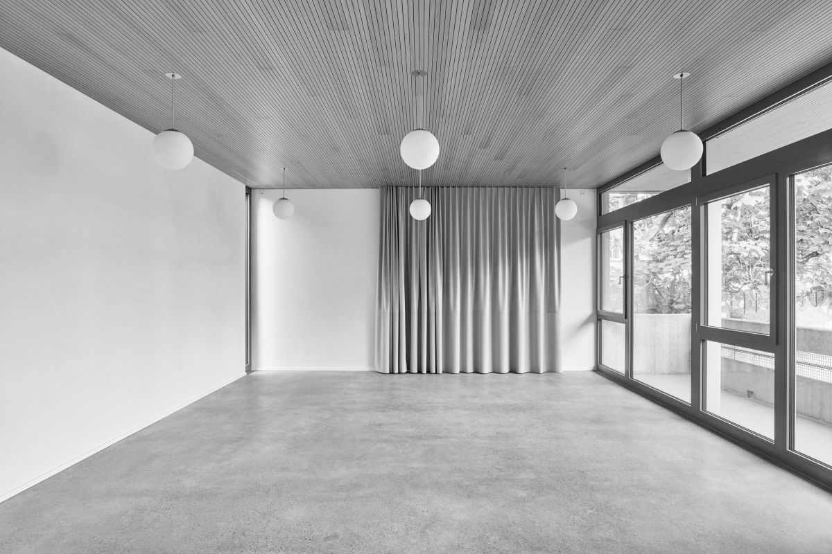 Die Materialisierung ist auf wenige Grundelemente reduziert und orientiert sich am Charakter des Ursprungsbaus. 18_Verkehrsgarten_Theorieraum_Lukas_Raeber_Architekten_%C2%A9Weisswert