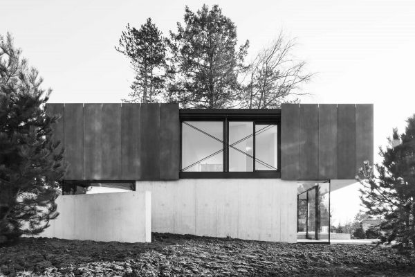 Eine horizontale Schichtung: Der Holzbau liegt auf zwei Betonscheiben auf raeber_frenzel_haus_in_riehen_front