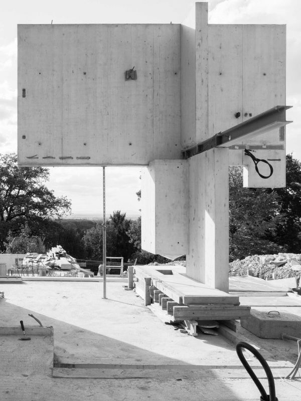 Statisches Gleichgewicht: Betonstruktur im Rohbau raeber_frenzel_betonelement_frei
