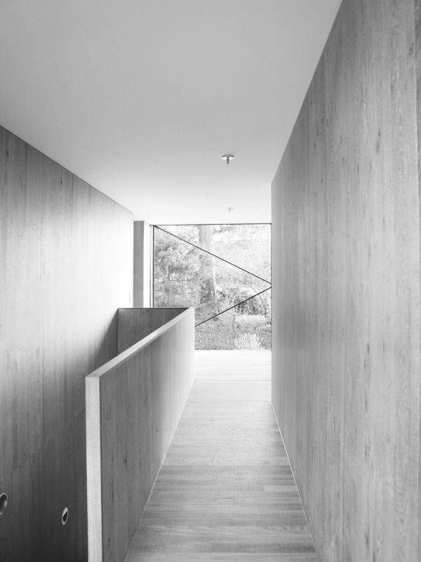 Die privaten Räume im Obergeschoss als Holzbau 11_og_treppenaufgang_sicht_gemeinschaftsbereich