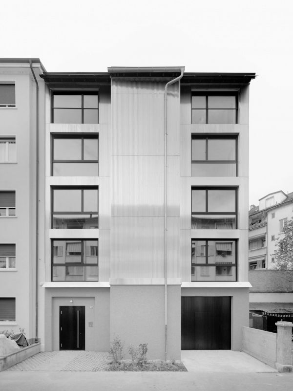 Die Aufstockung führt strassenseitig die Traufhöhe der Nachbarliegenschaft weiter und interpretiert den benachbarten Dachabschluss als Sheddach neu 01_Erfinger107_Ostfassade_Offen_Lukas_Raeber_Architekten_%C2%A9Rasmus_Norlander