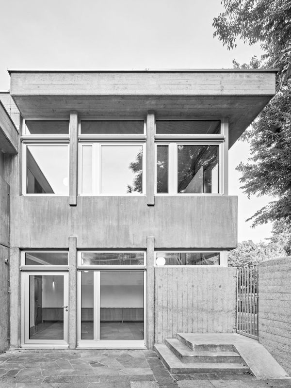 Das Gebäude verfügt in seiner Grundsubstanz über hohe architektonische Qualität. Nach verschiedenen Nutzungsanpassungen und baulichen Massnahmen der Vergangenheit galt es, in einer umfassenden Erneuerung diese Qualitäten wiederherzustellen und durch gezielte strukturelle Eingriffe einen Mehrwert zu schaffen. 11_Verkehrsgarten_Ostfassade_Lukas_Raeber_Architekten_%C2%A9Weisswert_8