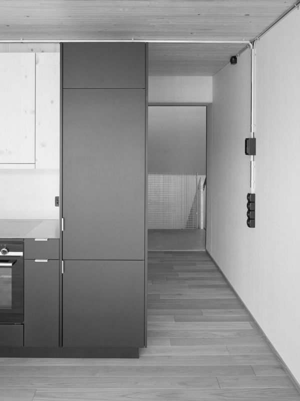 Die gesamte Aufstockung sowie sämtliche Einbauten folgen bestmöglich der Idee von «Urban Mining» 14_Erfinger107_Kueche_Eingangsbereich_Lukas_Raeber_Architekten_%C2%A9Rasmus_Norlander