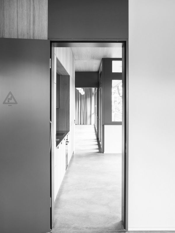 Fliessend um das mittige Möbel aus Eiche sind die zentralen, repräsentativen Nutzungen des Gebäudes gruppiert. 17_Verkehrsgarten_Enfilade_Bureau_Lukas_Raeber_Architekten_%C2%A9Geraldine_Recker_5