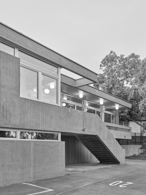 Das Gebäude ist in eine Geländekante im südlichen Teil der Anlage eingebettet und fungiert als Scharnier zwischen Stadtraum und der ruhigen Parkanlage. 7_Verkehrsgarten_Nordfassade_Licht_Lukas_Raeber_Architekten_%C2%A9Weisswert_3