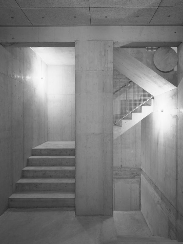 Spuren der Vergangenheit prägen die Atmosphäre im Eingangsbereich 8_Erfinger107_Eingang_Treppenhaus_Lukas_Raeber_Architekten_%C2%A9Rasmus_Norlander